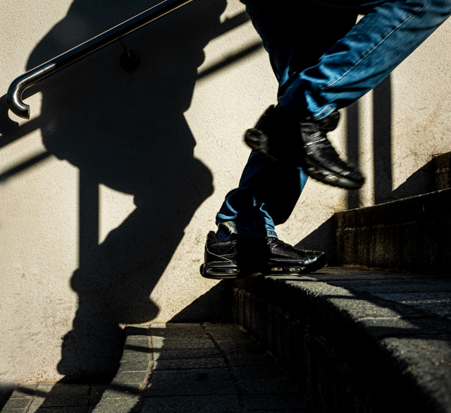 D8405_Chased_by_his_shadow