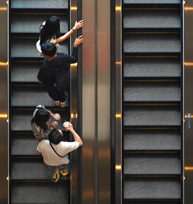 D8412_Hold_On_and_Keep_to_the_Right