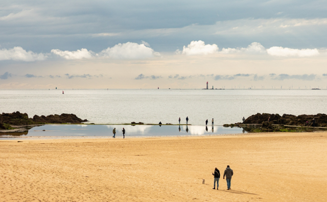 P8313_Evening_Strolls_on_St_Malo_Beach_-_France